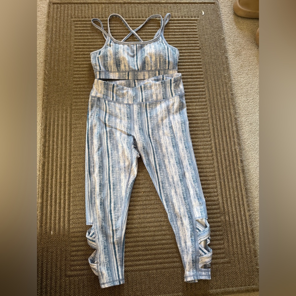 Gaiam Blue & White Two-Piece Athletic Set Bra & Leggings - Women Size Medium
